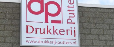 lichtbak-Putters-Logo-Eenzijdig-verlichte-lichtbak